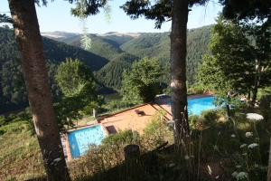 piscine dans un camping naturiste en Auvernge