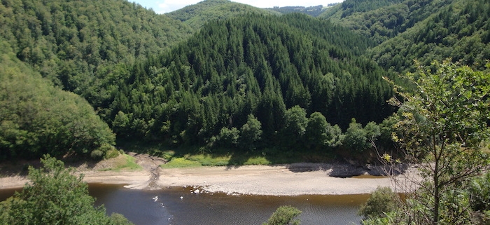 Reconnexion à la nature en camping naturisme: source de bien être